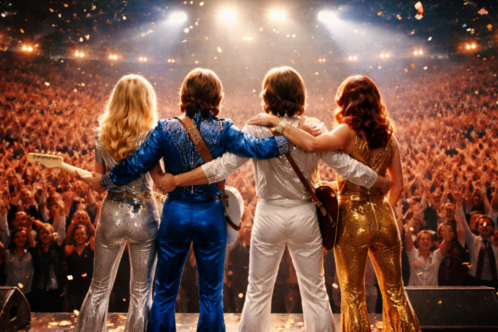 En gitarrist spela på sin gitarr