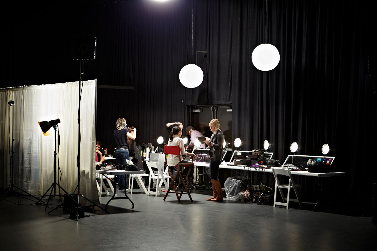 Några personer gör sig redo backstage