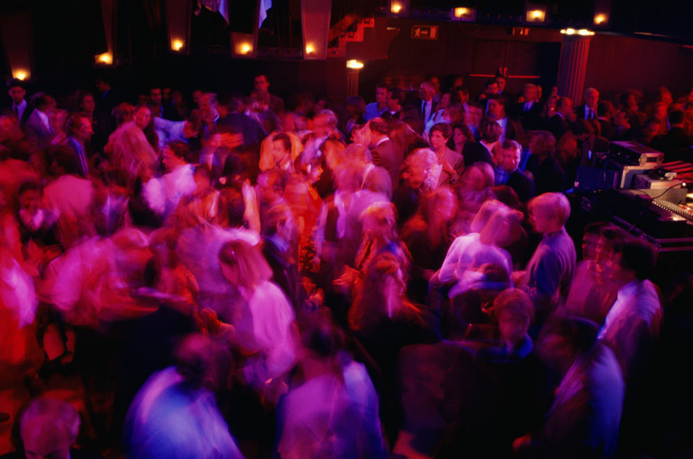 En suddig bild på ett disco