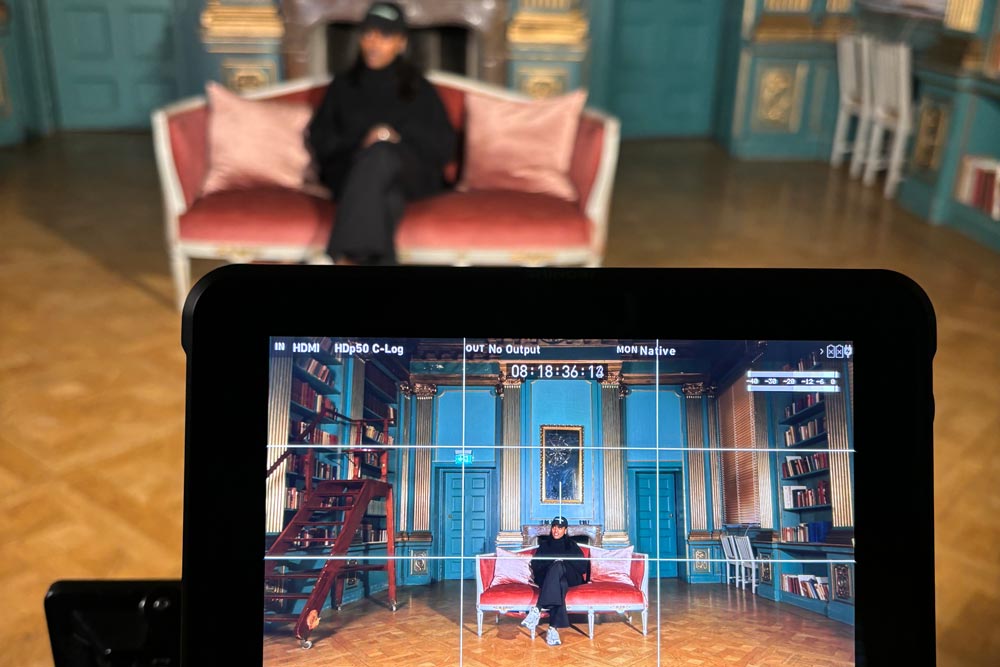 En man blir inspelad i en rosa soffa