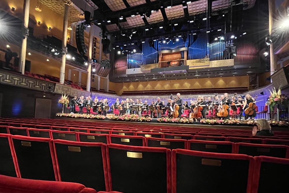 En orkester på en stor scen på en teater